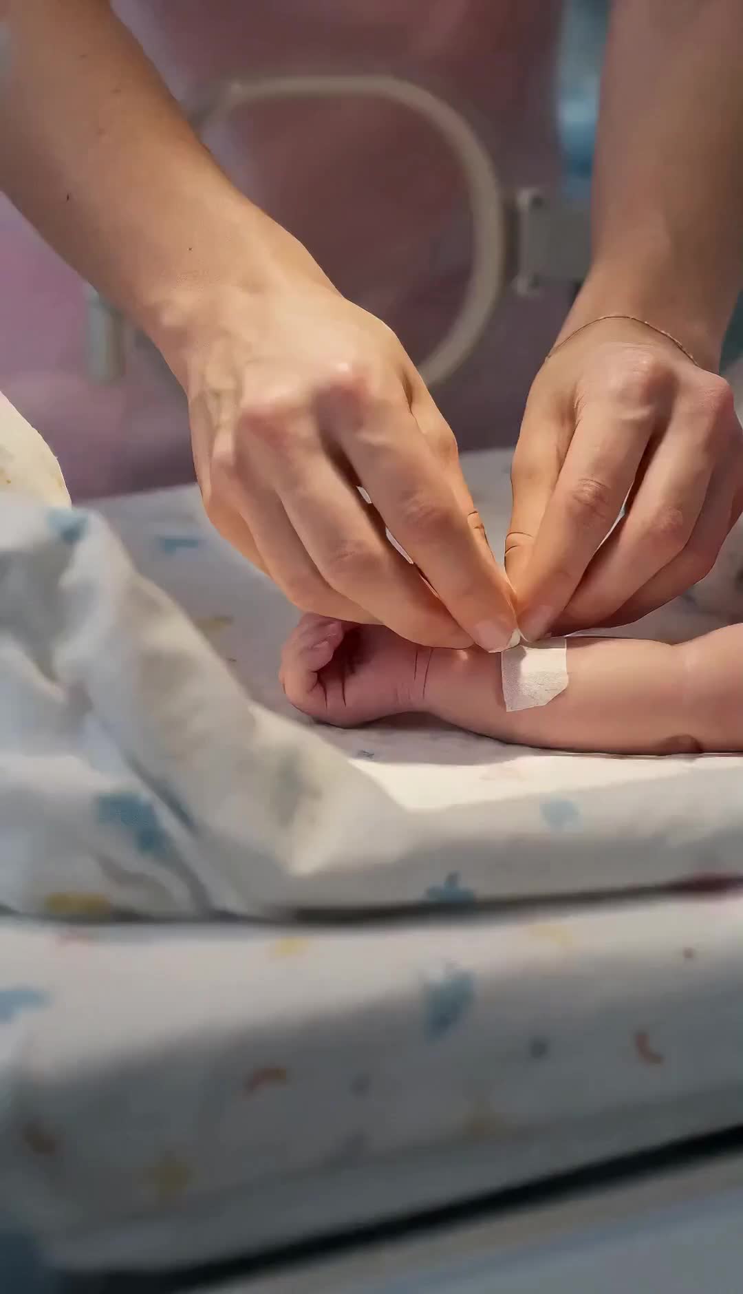 La compagne rejetée fuit avec leur enfant secret